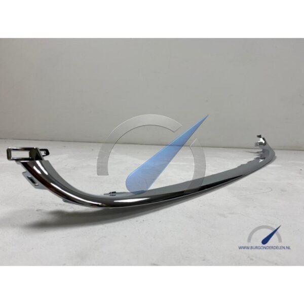Embellecedor cromado en la parte inferior del parachoques delantero del F500 2015+